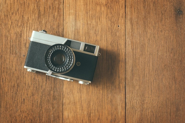 Cinepresa vintage su tavola di legno