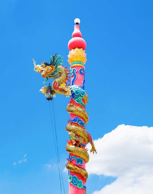 Cinese del palo del legame del drago sul cielo blu