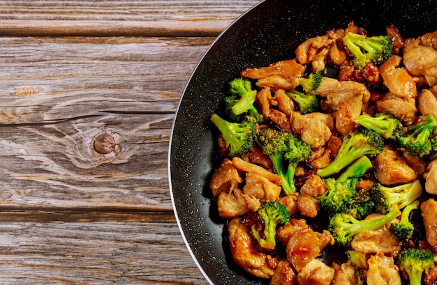 Cinese delizioso piatto di pollo saltato in padella con broccoli nel wok.