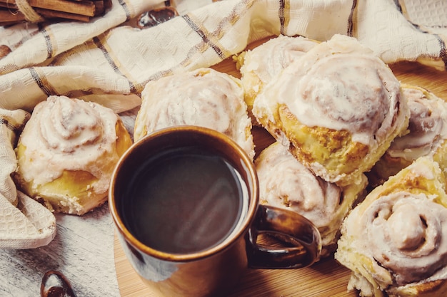 Cinnabon cannella e crema per il tè. Messa a fuoco selettiva