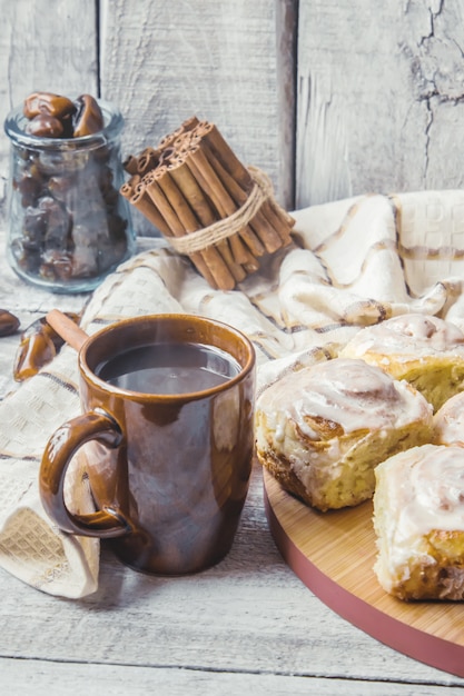 Cinnabon cannella e crema per il tè. Messa a fuoco selettiva