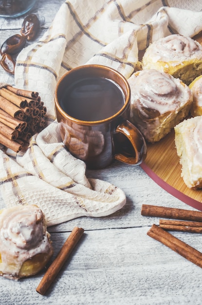 Cinnabon cannella e crema per il tè. Messa a fuoco selettiva