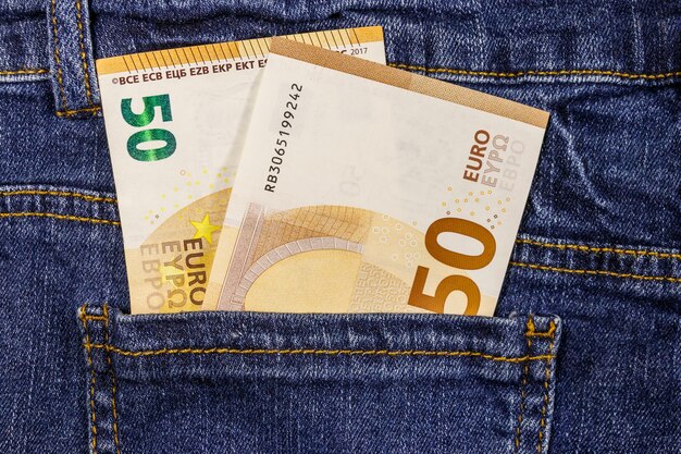 Cinquanta banconote in euro nella tasca dei blue jeans