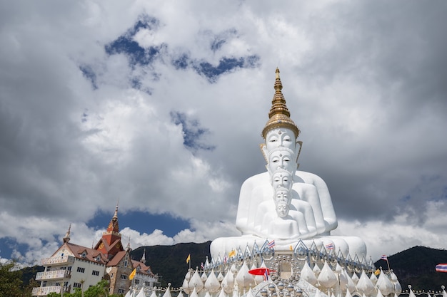 Cinque Buddha al tempio di Wat Phra Thad Pha Son Kaew, Thailandia