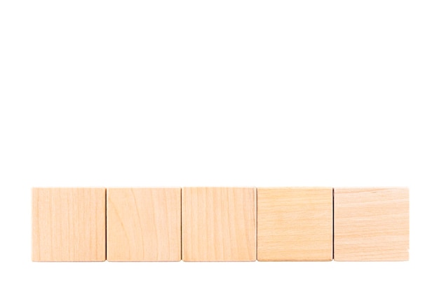 Cinque cubi di legno Sfondo bianco isolato copia spazio