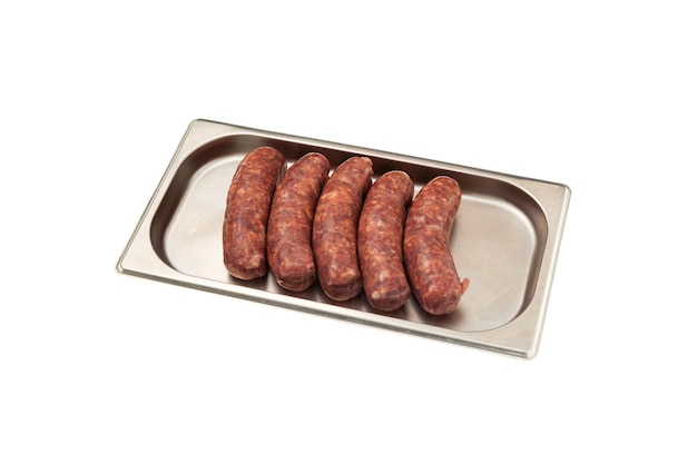 Cinque salsicce crude per barbecue grill su vassoio di metallo Alimenti lavorati a base di carne naturale Wurstel
