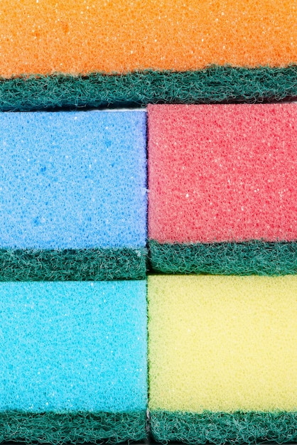 Cinque spugne da cucina multicolori per il lavaggio delle stoviglie