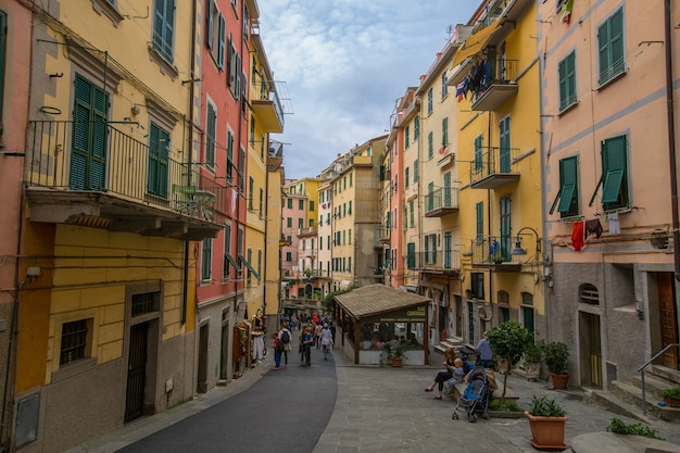 CINQUE TERRE, ITALIA-25 ottobre 2106: Villaggio di Riomaggiore, turisti che camminano per strada per visitare un edificio colorato in Italia.