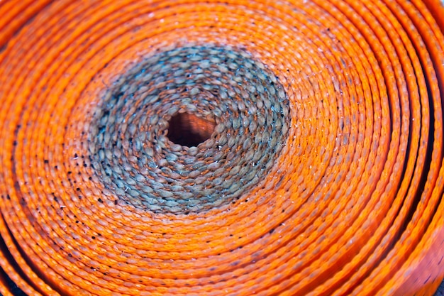Cintura arancione contorta per la fissazione del carico da vicino