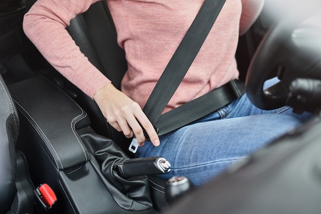 Cintura di sicurezza da donna in auto. Concetto di sicurezza auto