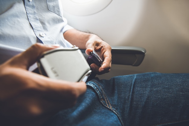 Cintura di sicurezza per il trasporto passeggeri mentre si è seduti sull'aereo per un volo sicuro