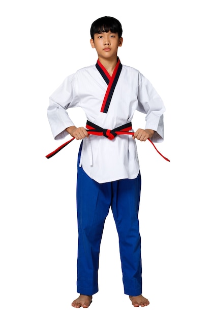 Cintura rossa nera TaeKwonDo Karate Kid adolescente atleta mostra tradizionale combattimento pone Poomsae in vestito uniforme sportiva, ragazzo di 15 anni, studio illuminazione sfondo bianco isolato profilo a figura intera