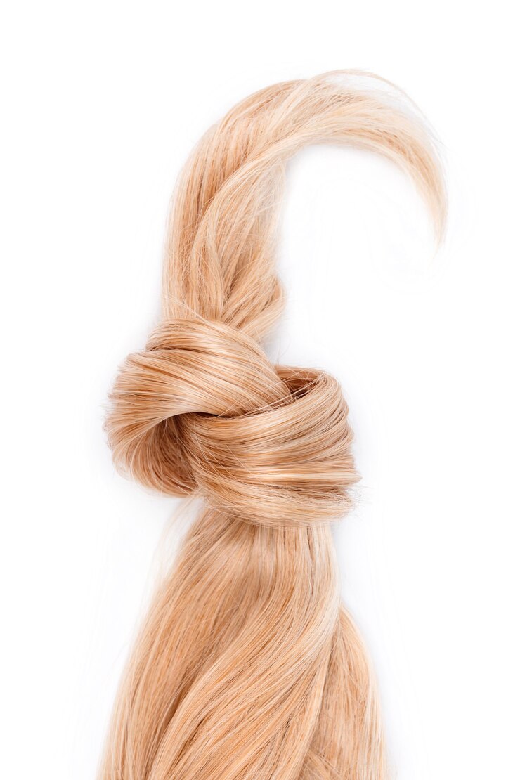 Foto ciocca di capelli biondi annodata. ciocca di capelli biondi miele isolati su sfondo bianco, vista dall'alto. servizio di parrucchiere, forza dei capelli, taglio di capelli, tintura o colorazione, estensione dei capelli, concetto di trattamento.