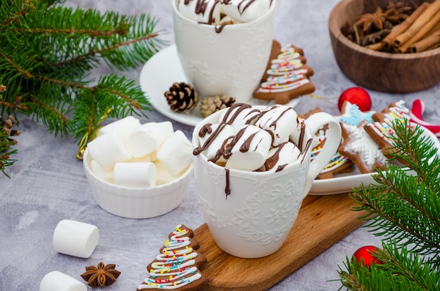 Cioccolata calda alla vaniglia in una tazza bianca con marshmallow e glassa al cioccolato