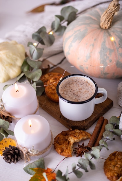 Cioccolata calda con biscotti e zucche