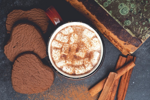 Cioccolata calda con cannella in una tazza