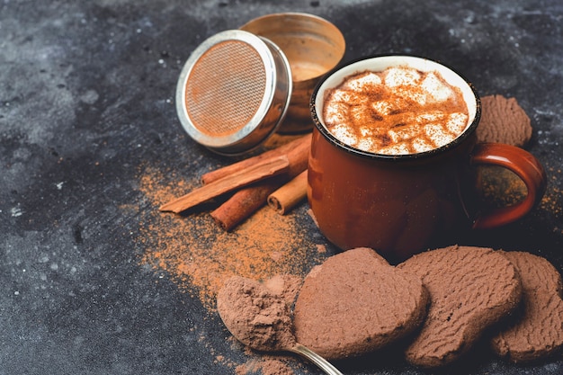 Cioccolata calda con cannella in una tazza