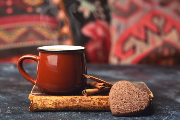 Cioccolata calda con cannella in una tazza