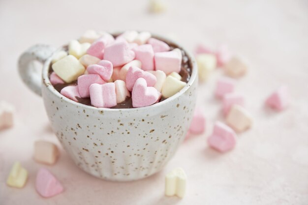 Cioccolata calda con cuore rosa marshmallow per San Valentino