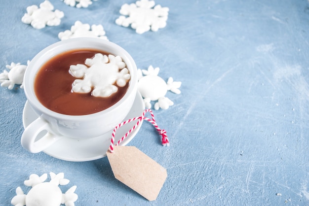 Cioccolata calda con fiocchi di neve marshmallow