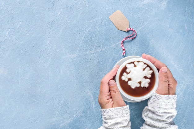 Cioccolata calda con fiocchi di neve marshmallow