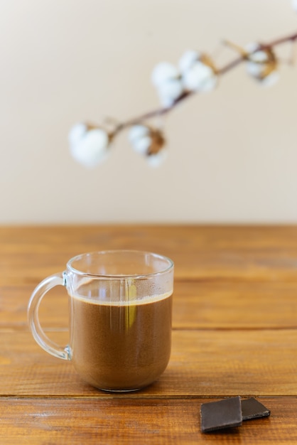 Cioccolata calda con latte di cocco su un tavolo marrone.