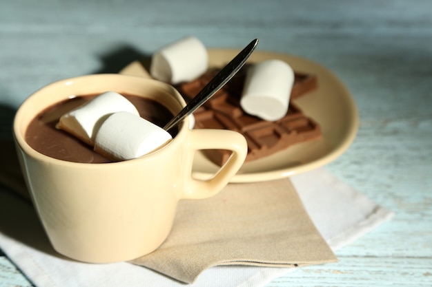 Cioccolata calda con marshmallow in tazza,