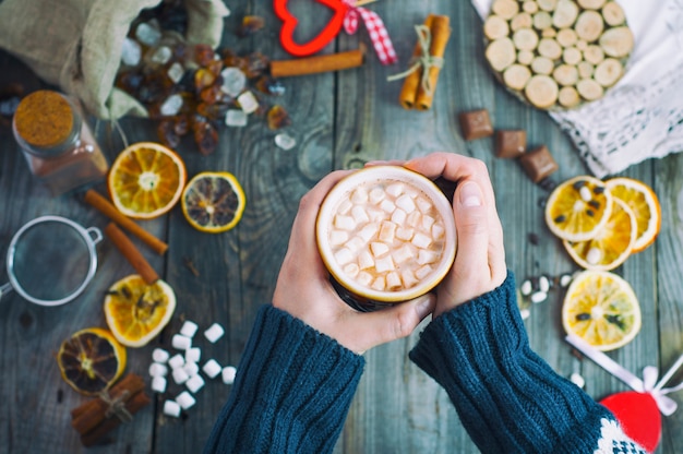 Cioccolata calda con marshmallow in una tazza