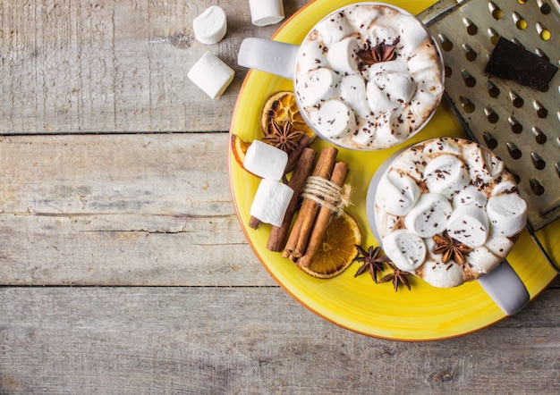 Cioccolata calda con marshmallow. Sfondo di Natale Bevande.