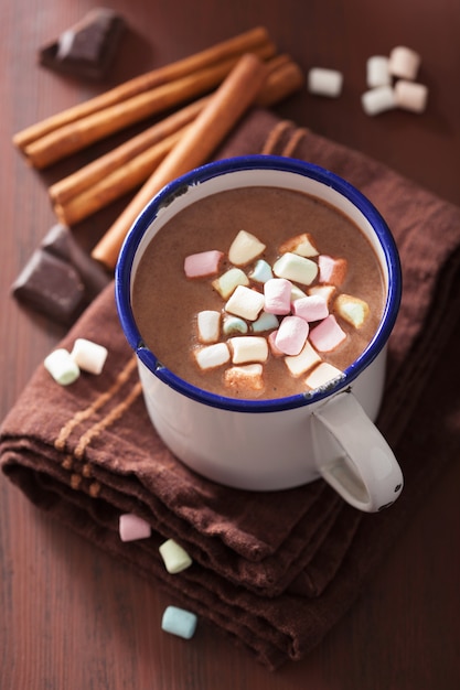 Cioccolata calda con mini marshmallows cannella bevanda invernale