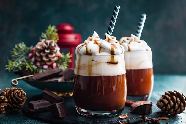 Cioccolata calda con panna montata Bevanda al cioccolato e decorazioni natalizie