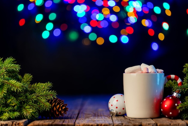 Cioccolata calda con ramo di albero di Natale marshmallow