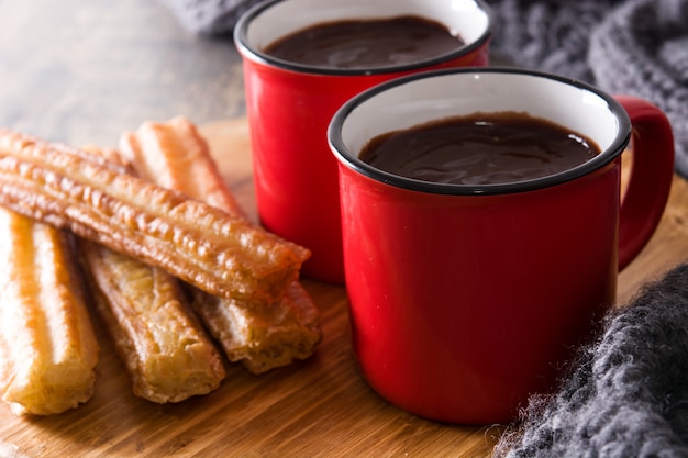 Cioccolata calda con tavolo in legno churros Close up