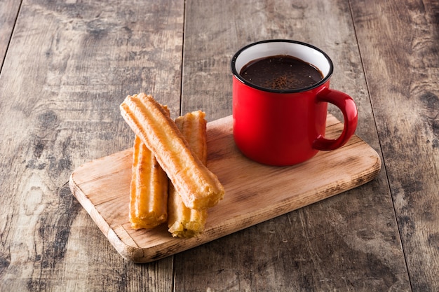 Cioccolata calda con tavolo in legno churros