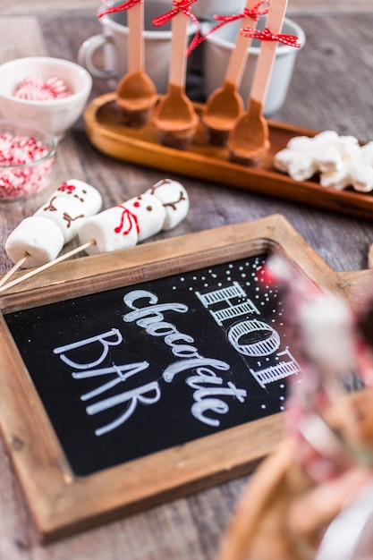 Cioccolata calda con varietà di condimenti.