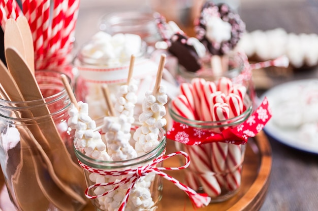 Cioccolata calda con varietà di condimenti.