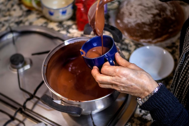 Cioccolata calda Cucina casalinga della nonna che serve cioccolato in tazza