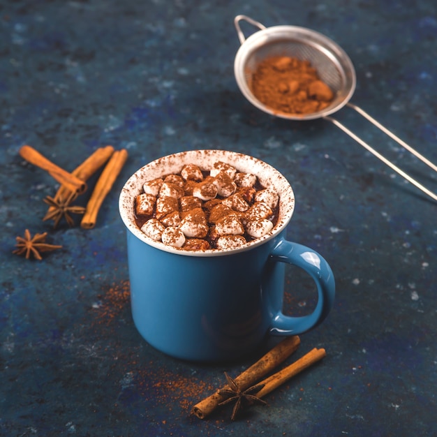 Cioccolata calda di Natale in una tazza blu