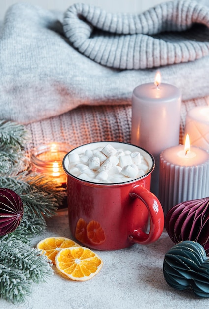 Cioccolata calda di Natale nella tazza rossa