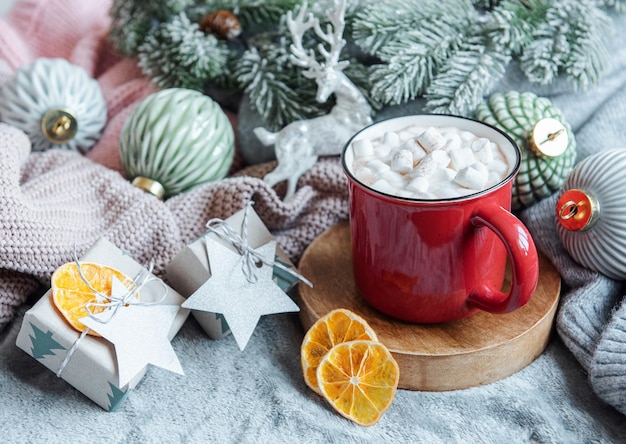 Cioccolata calda di Natale nella tazza rossa