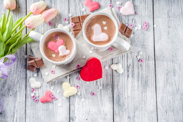 Cioccolata calda di San Valentino con cuori di marshmallow