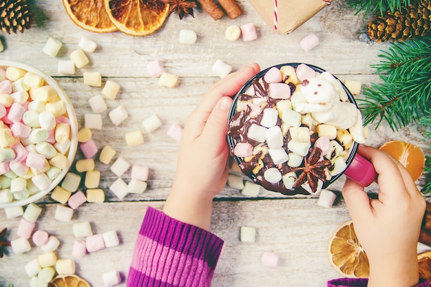 Cioccolata calda e marshmallow su sfondo di Natale. Messa a fuoco selettiva