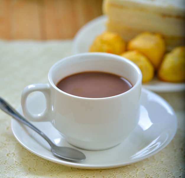 Cioccolata calda e panino per la colazione