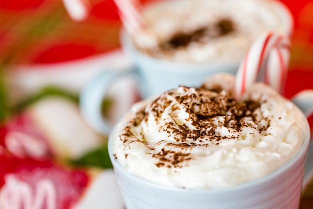 Cioccolata calda guarnita con panna montata e cacao in polvere.