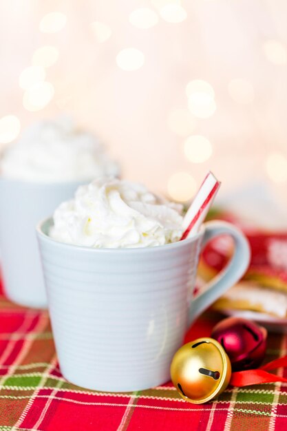 Cioccolata calda guarnita con panna montata e menta piperita.