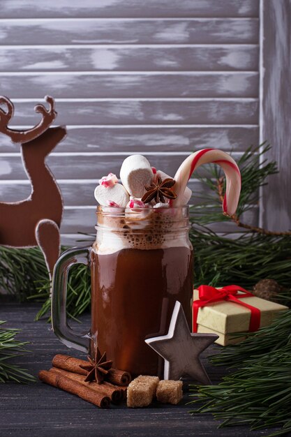Cioccolata calda natalizia con marshmallow
