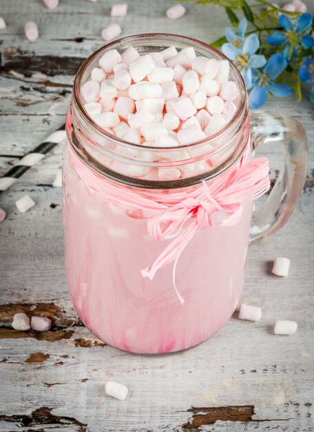 Cioccolata calda rosa con marshmallow