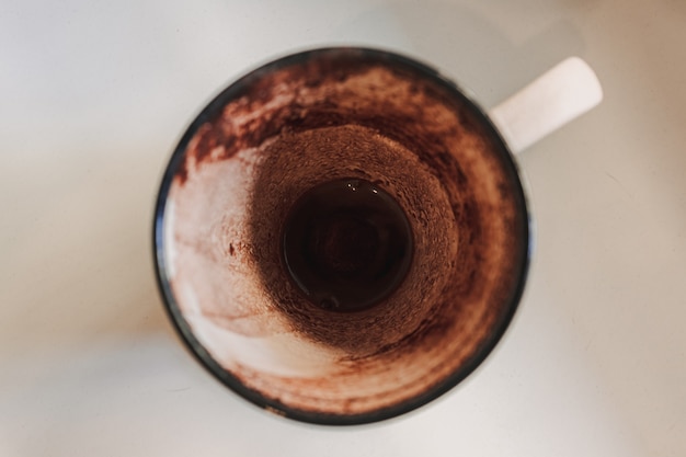 Cioccolata calda vuota finita in una tazza servita in un caffè