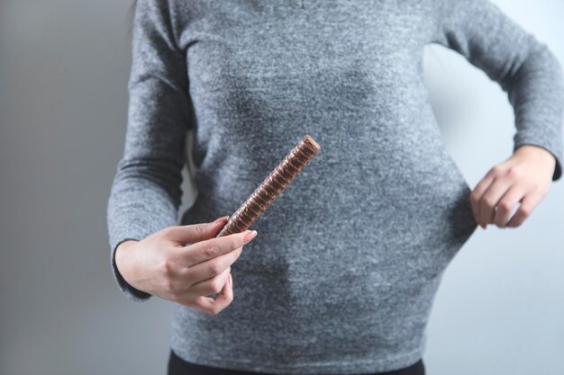 Cioccolata e dieta della mano della donna