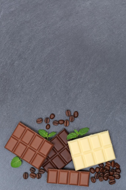 Cioccolatini al cioccolato bar cibo dolci ardesia formato verticale copyspace vista dall'alto